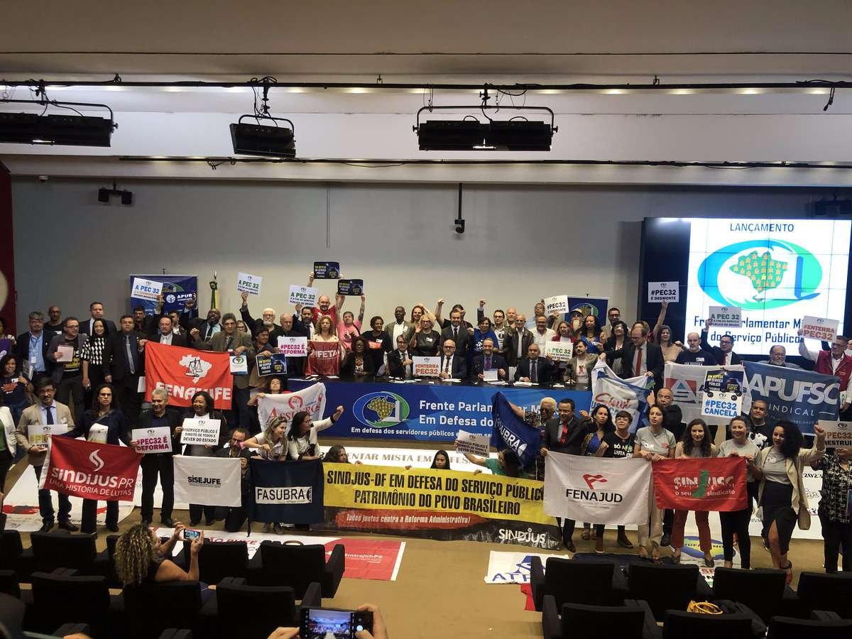 Fotografia colorida do relançamento da Frente Parlamentar em defesa do Serviço Público em comissão da Câmara dos Deputados-Metrópoles