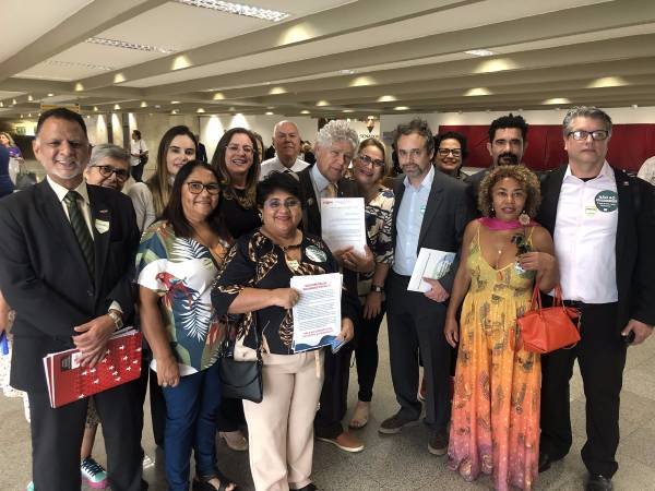 Fotografia colorida mostrando Representantes do Sitraemg apresentam o projeto pela data-base ao deputado federal Chico Alencar (Psol-RJ)-Metrópoles