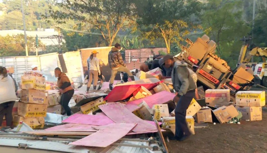 SP: caminhão com 15 toneladas de ovos tomba e carga é saqueada