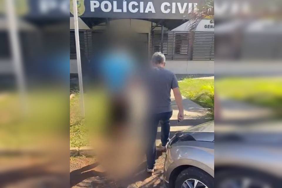 Policial conduz homem preso por estupro de vulnerável