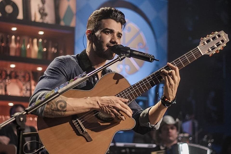 VÍDEO: Gusttavo Lima passa a mão nas partes íntimas de cantor em cima do  palco