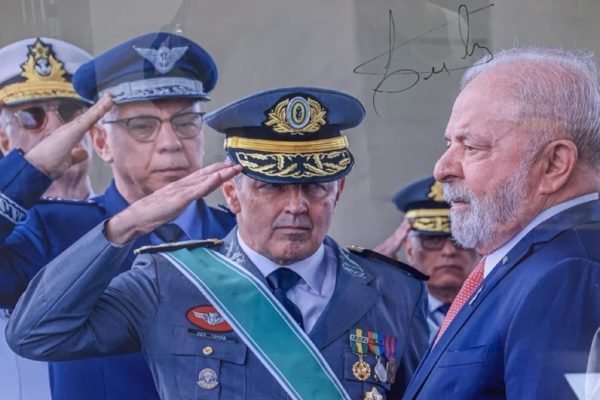 Chefes das Forças prestam continência para Lula