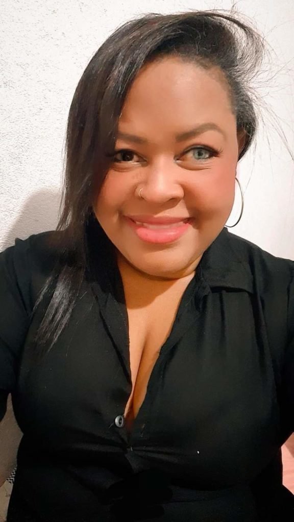 A jornalista Roana Mello perdeu a visão do olho direito por conta do edema macular diabético e reforça a importância do acesso à informação sobre as complicações do diabetes