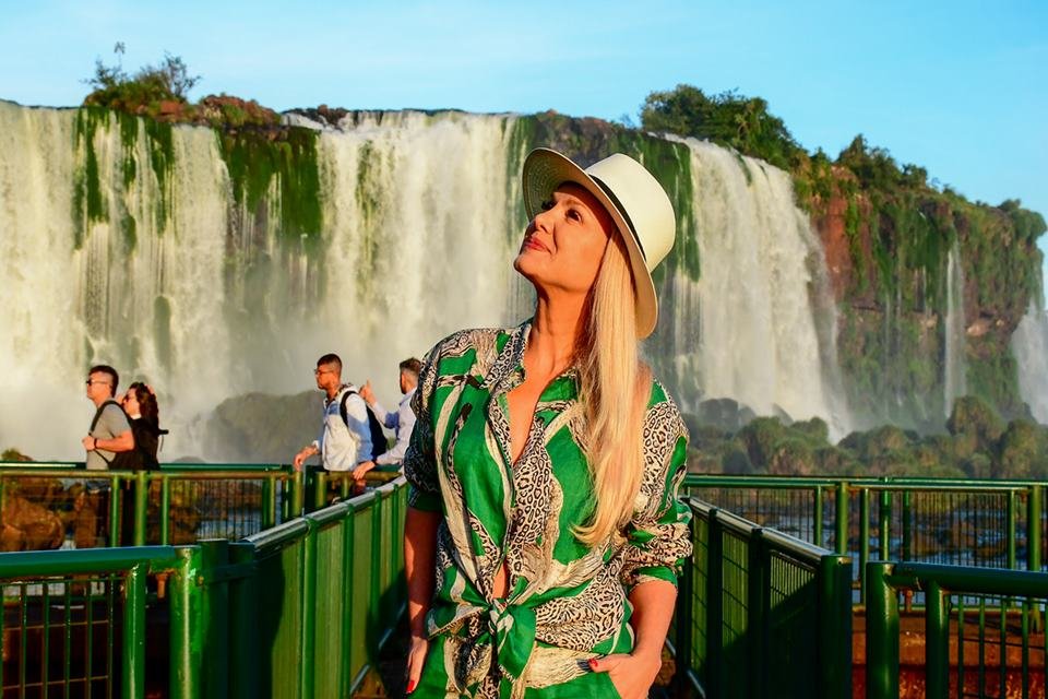 Eliana posa em frente à cachoeira - metrópoles