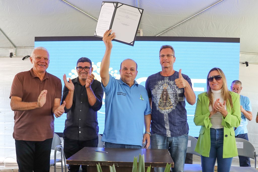 Ibaneis assina licença ambiental para regularização de 1,4 mil lotes no Itapoã