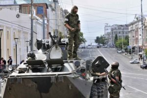 Combatentes de Wagner nas ruas depois que o grupo paramilitar Wagner assumiu o controle da sede do distrito militar do sul da Rússia em Rostov-on-Don 1