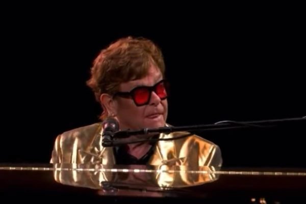 Foto colorida de Elton John tocando piano - Metrópoles