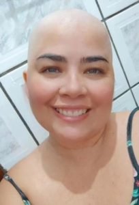 Mãe e filha são diagnosticadas com câncer com 20 dias de diferença A fonoaudióloga Heliana Barbary descobriu um câncer de mama no início de março e sua filha, Emannuele, tem um tumor raro entre os pulmões
