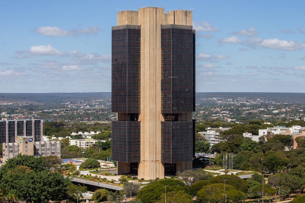 Imagem do prédio do Banco Central, em Brasília. É possível observar prédios, árvores no entorno e céu azul - Metrópoles