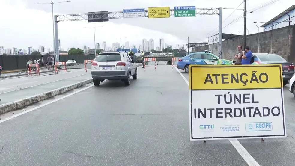 Homem morre ao passar de bicicleta em túnel alagado no Recife