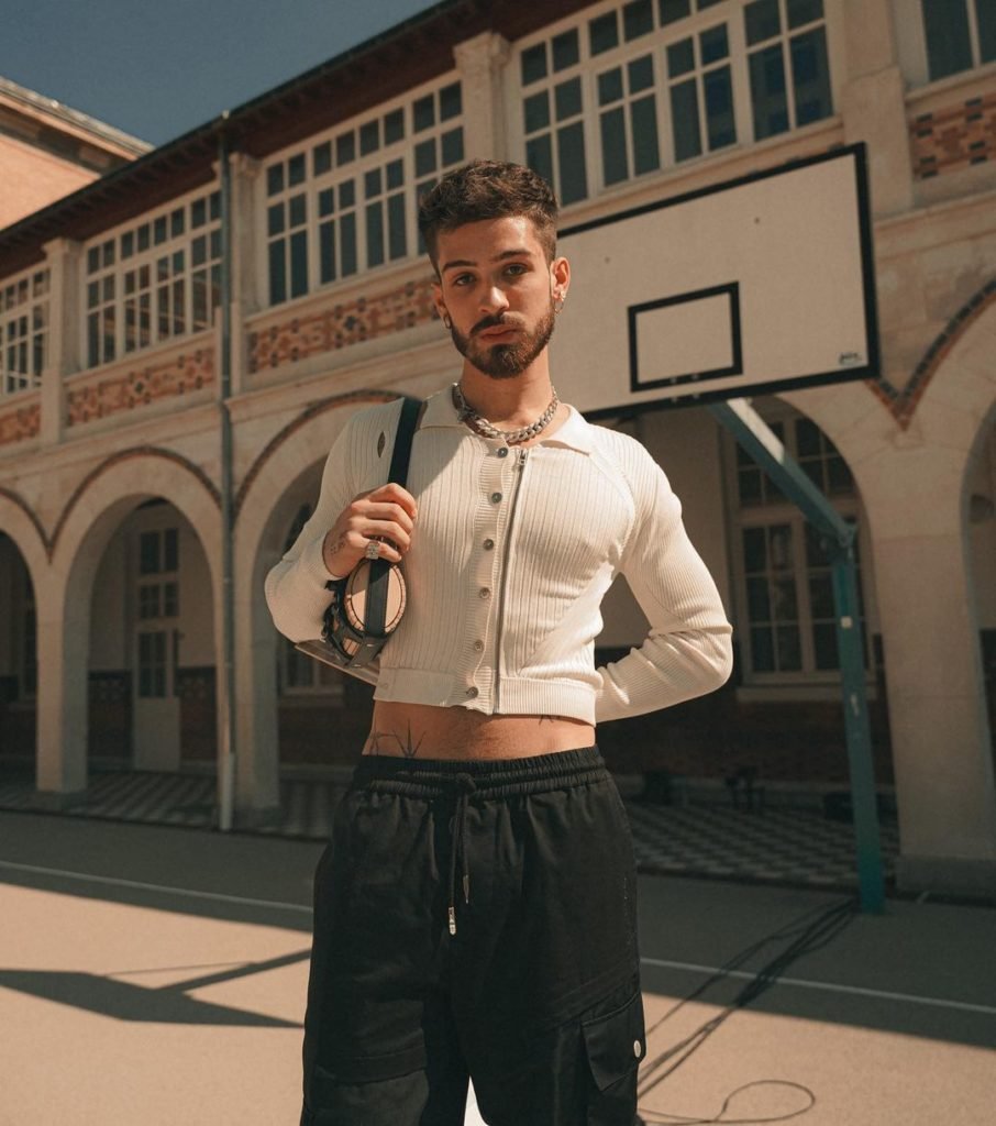 João Guilherme rebate críticas por usar top cropped | Metrópoles