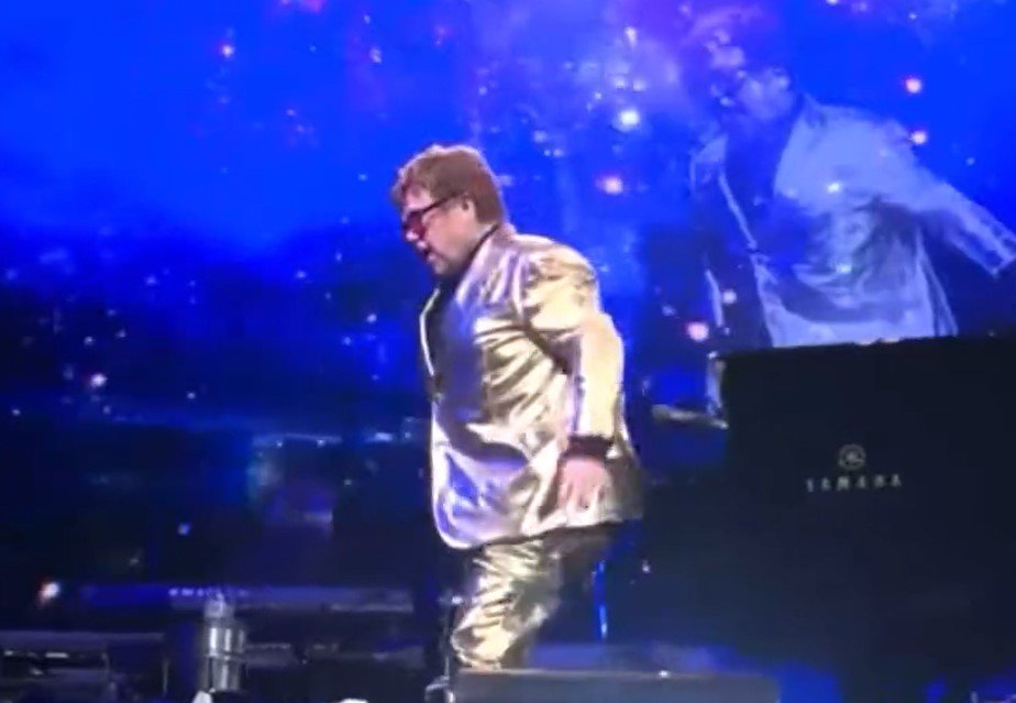 Foto colorida de Elton John no palco - Metrópoles