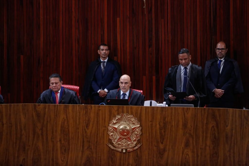 Ministro Alexandre de Moraes, presidente do TSE durante Tribunal Superior Eleitoral TSE retoma, nesta terça-feira (27:6), o julgamento que pode levar à inelegibilidade do ex-presidente Jair Bolsonaro (PL-RJ)