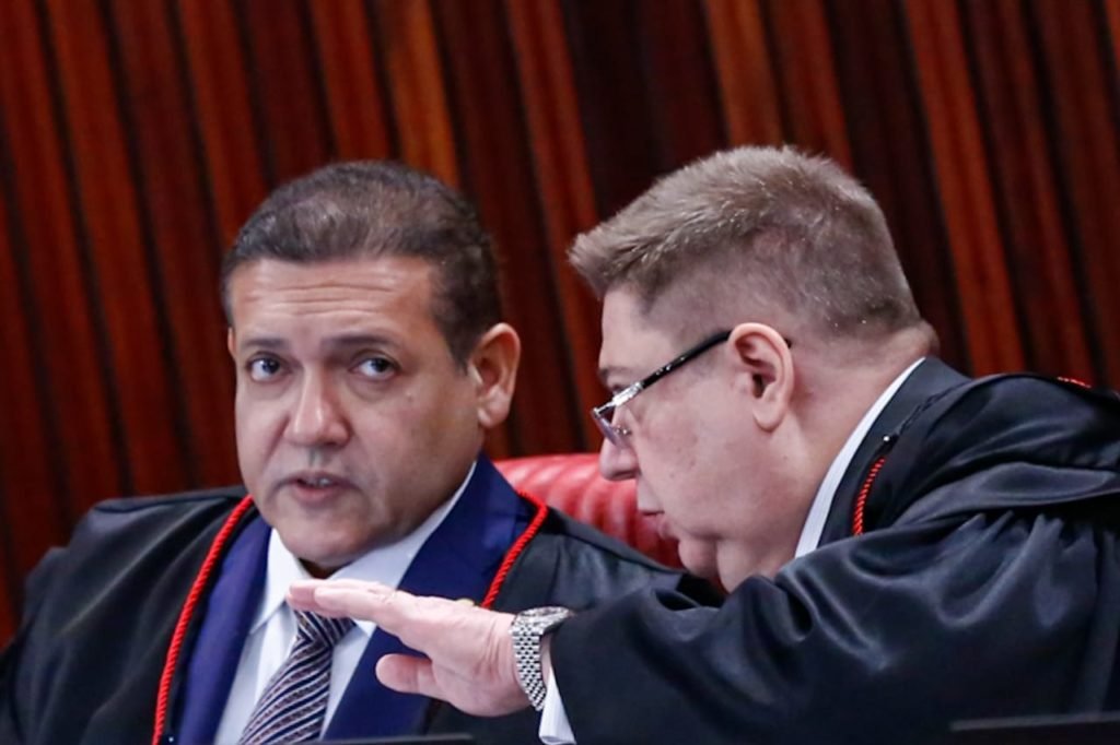 Ministros Raul Araújo e Nunes marques durante sessão no Tribunal Superior Eleitoral TSE retoma, nesta terça-feira (27:6), o julgamento que pode levar à inelegibilidade do ex-presidente Jair Bolsonaro (PL-RJ)