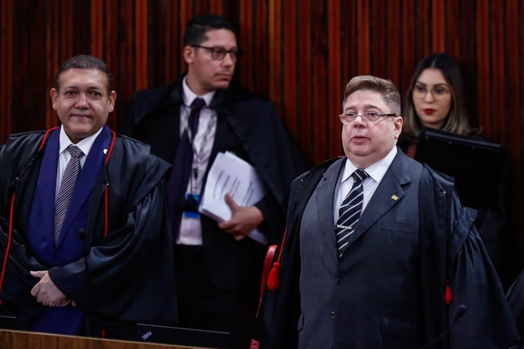Ministros Raul Araújo e Nunes marques durante sessão no Tribunal Superior Eleitoral TSE retoma, nesta terça-feira (27:6), o julgamento que pode levar à inelegibilidade do ex-presidente Jair Bolsonaro (PL-RJ)