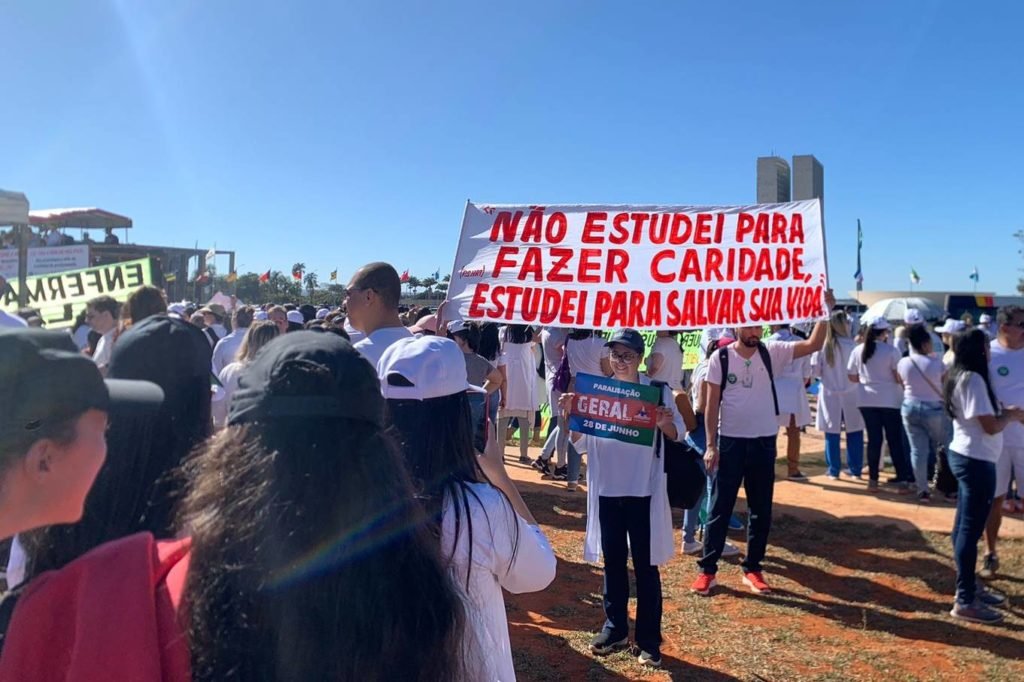 Enfermeiros e técnicos de enfermagem do DF estendem greve até segunda