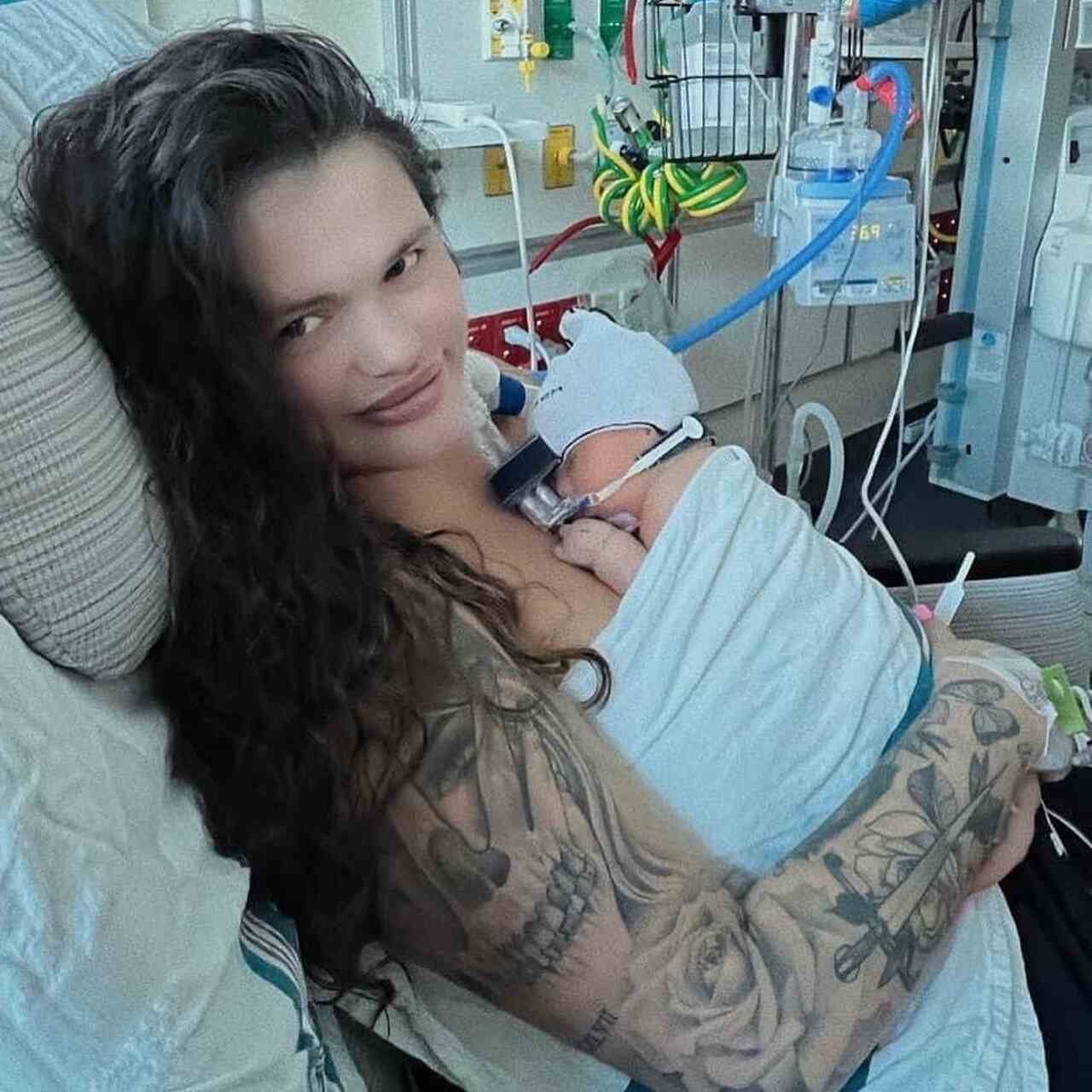 Na foto, uma mulher com um bebê nos braços - Metrópoles