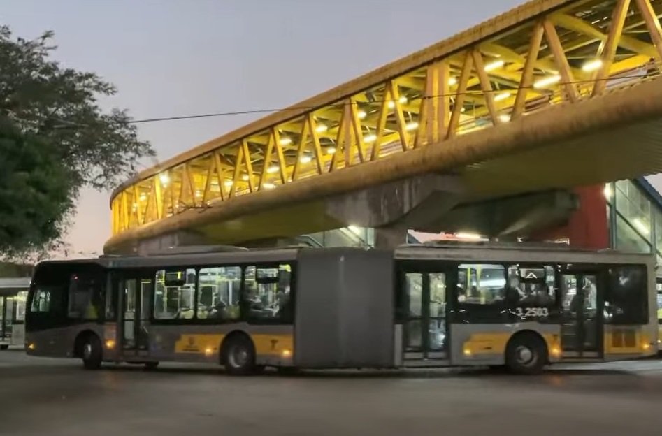Ônibus deixa o Terminal Parque Dom Pedro, na região central de São Paulo