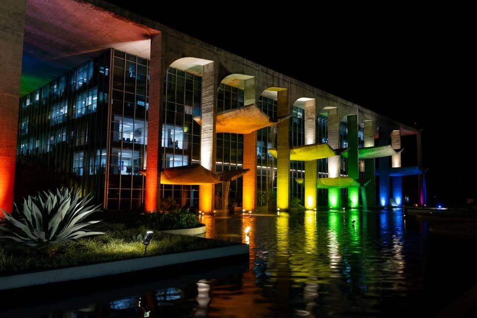 Brasília se ilumina nas cores do arco-íris para o Dia do Orgulho LGBTQIAP+  | Metrópoles