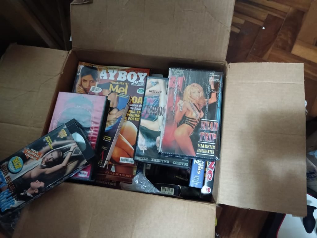 Caixa de papelão com revistas e DVDs pornográficos - Metrópoles