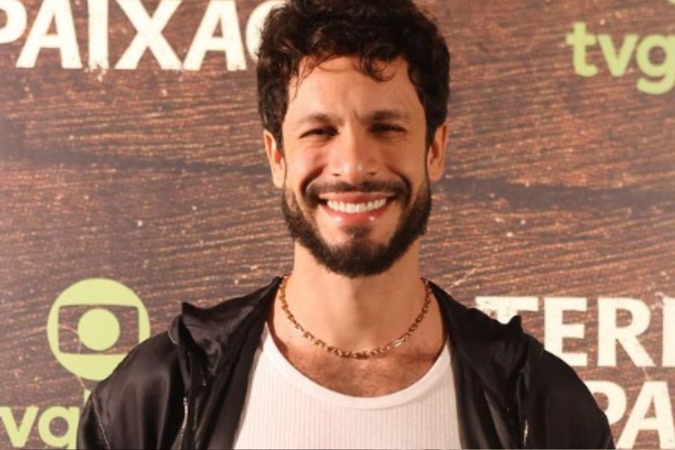 Rainer Cadete causa ciúmes em atores de Terra de Paixão. Saiba mais ...