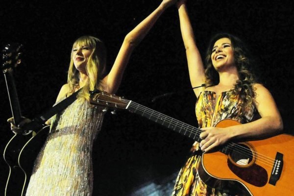 Imagem colorida de Taylor Swift e Paula Fernandes - Metrópoles