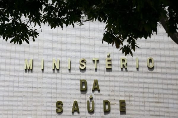 fachada do ministério da saúde com letras douradas - Metrópoles
