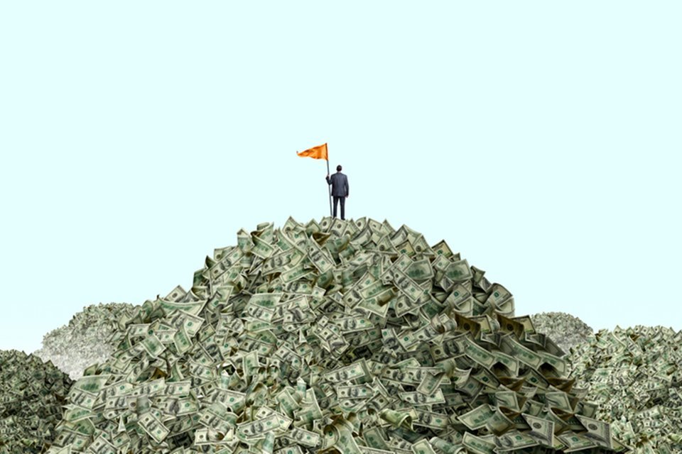 Imagem colorida de um homem sobre uma montanha de dinheiro