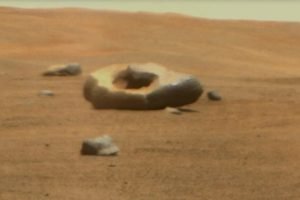 Robô da Nasa encontra rocha em formato de “rosquinha” em Marte
