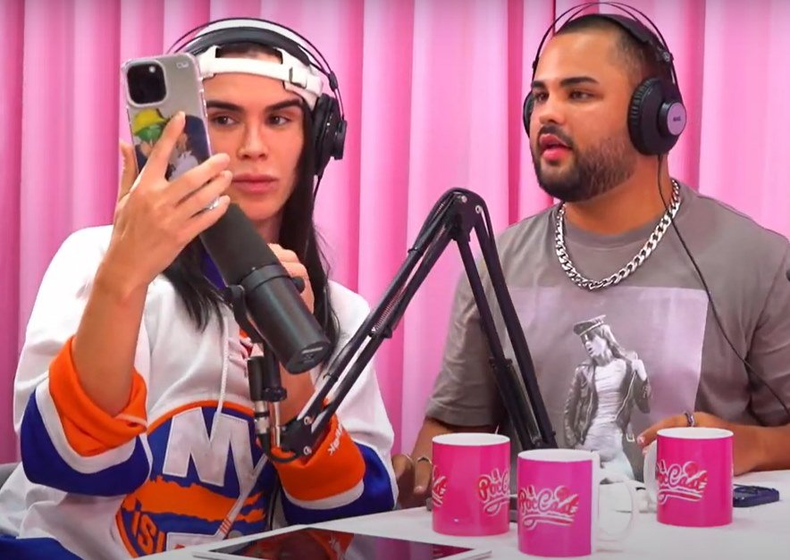 Foto colorida do PocCast, canal do YouTube - Metrópoles