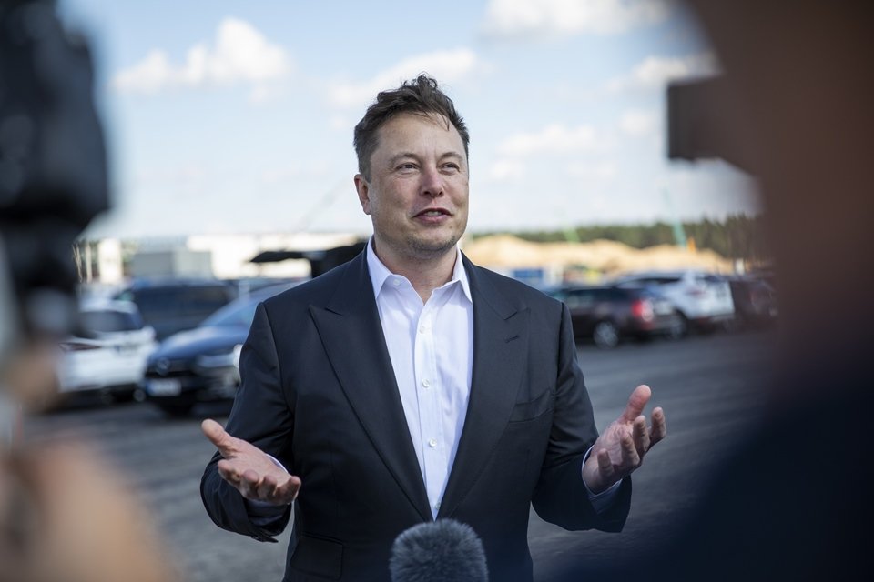 Foto colorida de Elon Musk - Metrópoles