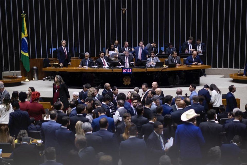 Imagem colorida mostra o plenário da Câmara dos Deputados do Brasil - Metrópoles