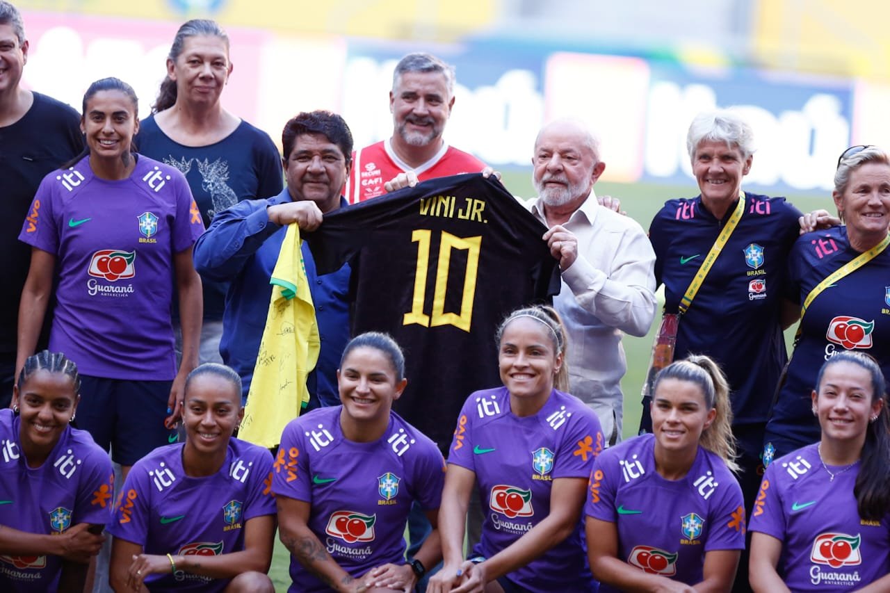 Seleção feminina realiza último treino antes de jogo com a Espanha