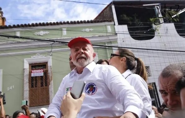 Vídeo: Lula se desequilibra e quase leva tombo durante cortejo em Salvador