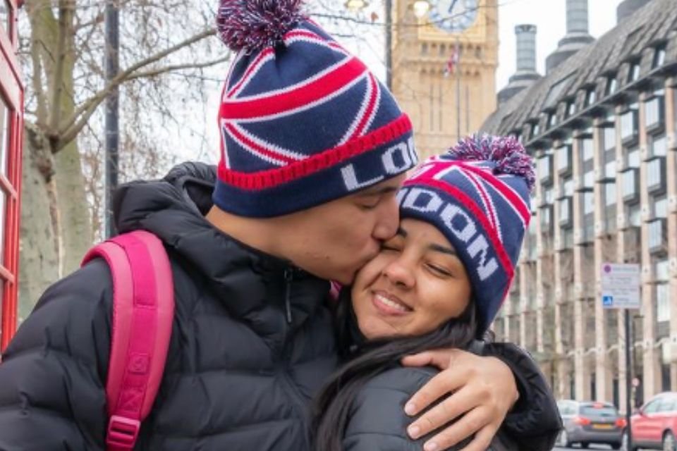 Foto colorida de João Gomes beijando Ary Mirelle - Metrópoles