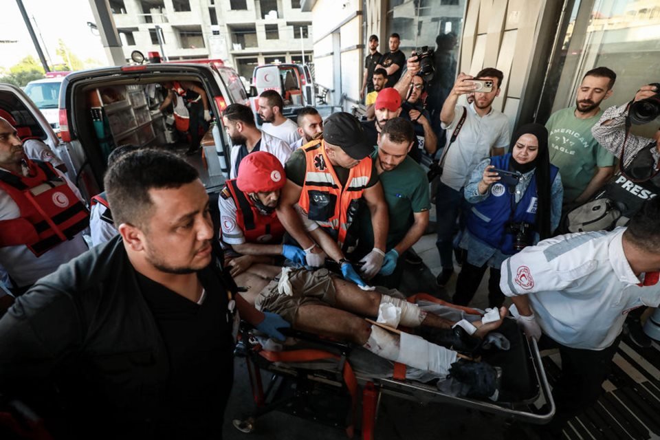 Imagem colorida mostra Paramédicos transportam um homem palestino para o hospital após ser ferido durante confrontos durante uma operação militar de Israel em Jenin - Metrópoles