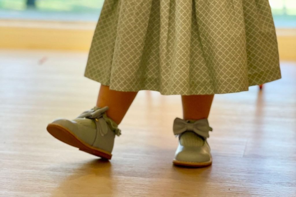 Criança usa calçado infantil azul de couro com laço - Metrópoles