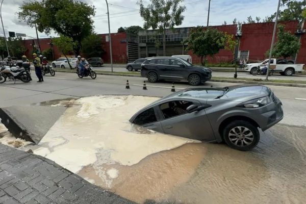 Vídeo: cratera se abre e “engole” carro por aplicativo em Recife