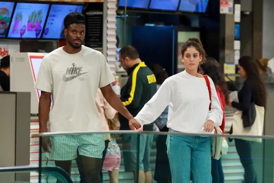Laura Fernandez é flagrada em clima romântico com atleta do Flamengo