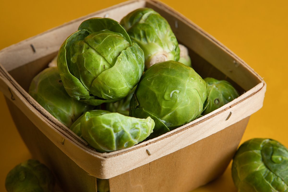 Foto colorida de couve-de-bruxelas dentro de uma cesta - Metrópoles
