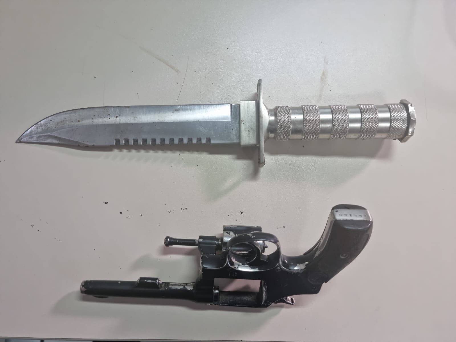 Revólver e faca utilizadas no crime em Teresópolis (RJ)