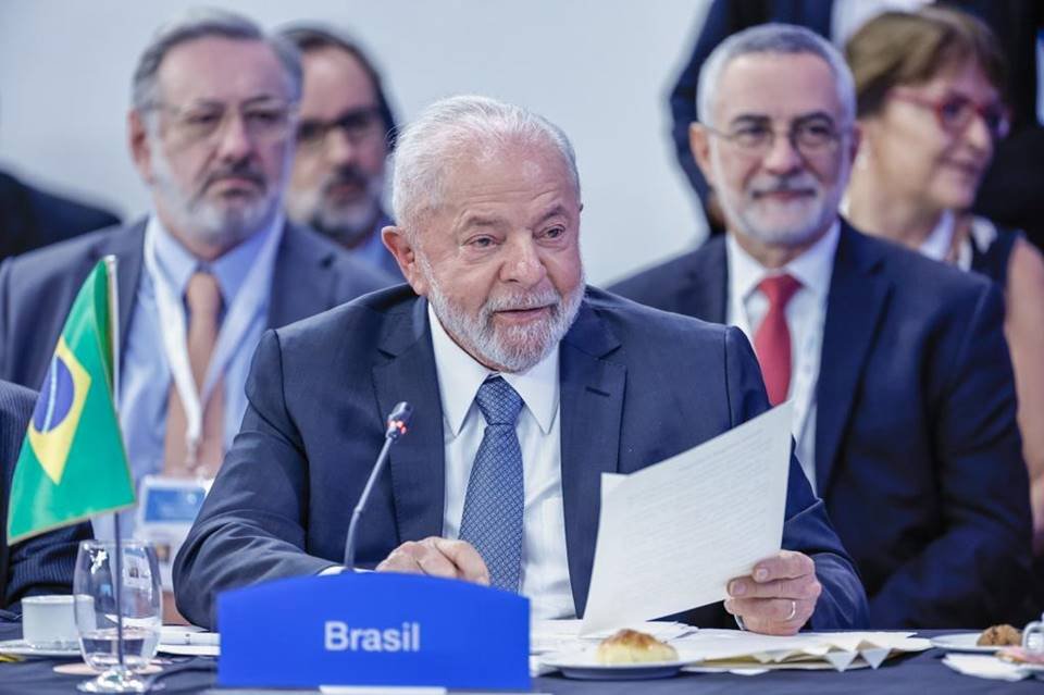 imagem colorida do presidente Lula sorrindo - Metrópoles