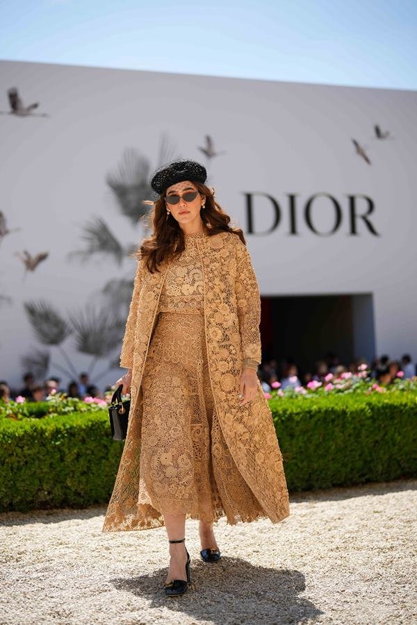 Luísa Sonza aposta em vestido com estampa de nudez feminina para evento  internacional