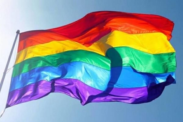 Imagem mostra bandeira LGBT. Jornalista virou réu por comentários considerados transfóbicos - Metrópoles