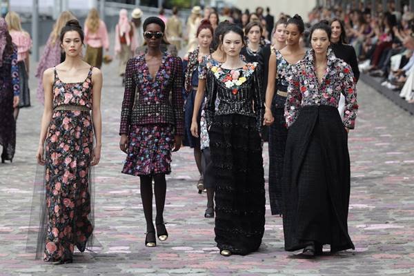 Luísa Sonza aposta em vestido com estampa de nudez feminina para evento  internacional