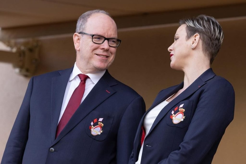 Foto colorida de homem branco, calvo, com blazer preto e gravata na cor vinho ao lado de mulher branca, com cabelo preto curto e com blazer preto - Metrópoles
