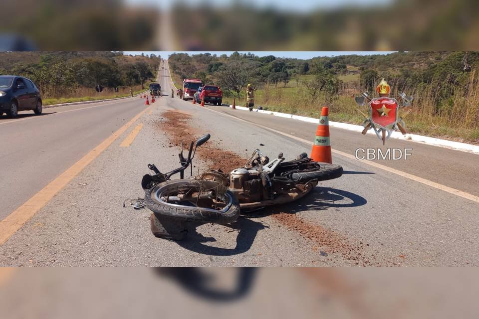 Df Motociclista Bate Em Caminhão é Arremessado Para Matagal E Morre Metrópoles