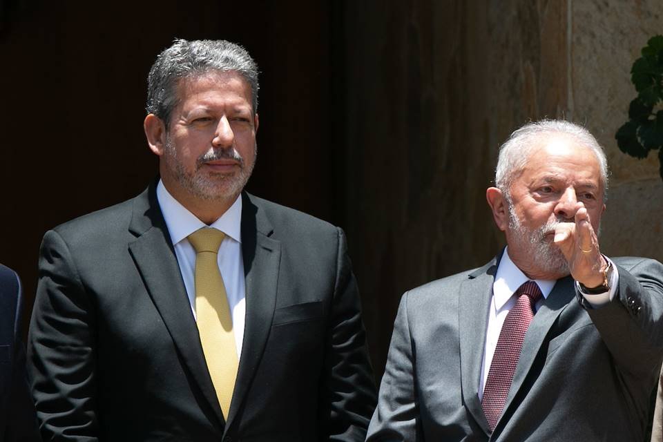 Foto colorida mostra o deputado federal Arthur Lira e o presidente Luiz Inácio Lula da Silva - Metrópoles