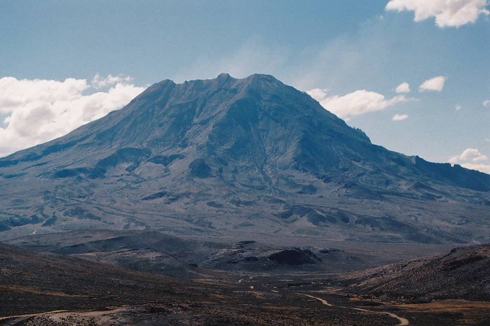Foto colorida do vulcão Ubinas no Peru - Metrópoles