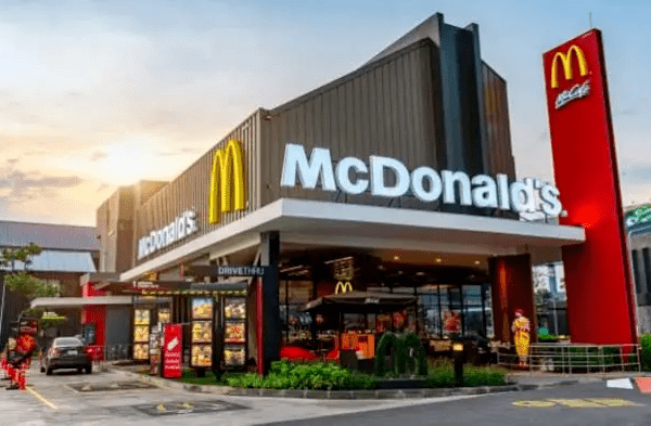 Fotografia colorida de divulgação de uma franquia do McDonald's